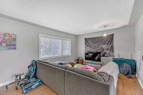 Calgary, AB T3E 3K9,3109 41 ST SW