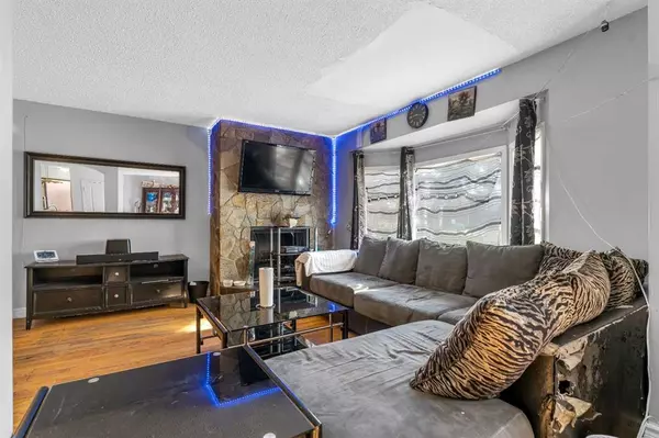 Calgary, AB T2A 6L4,132 Abberfield PL NE