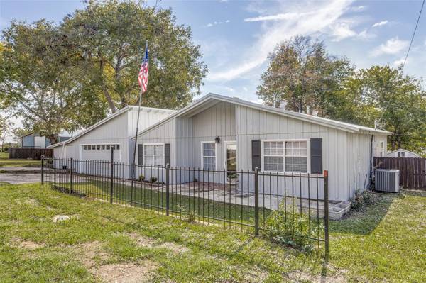 500 Rs County Road 1622,  Lone Oak,  TX 75453