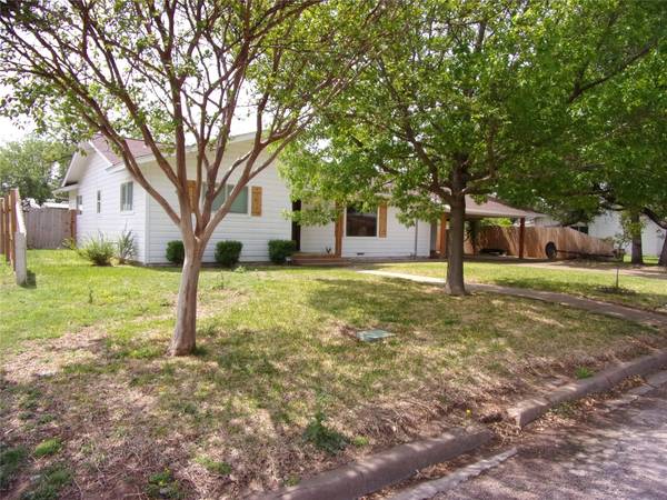 1305 W Woodlawn Street,  San Saba,  TX 76877