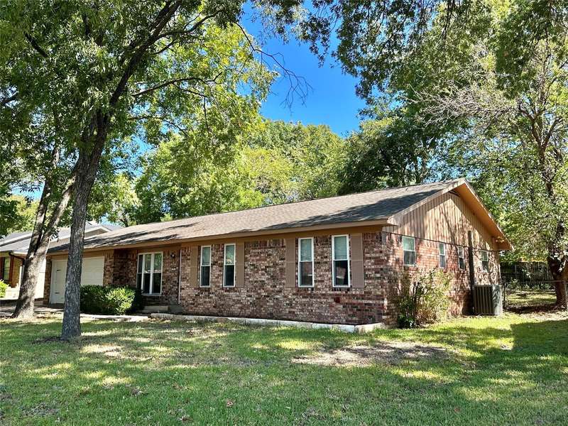 27 Scotsmeadow Street, Gainesville, TX 76240