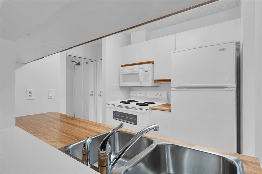 Calgary, AB T2V 4Z9,525 56 AVE SW #2P