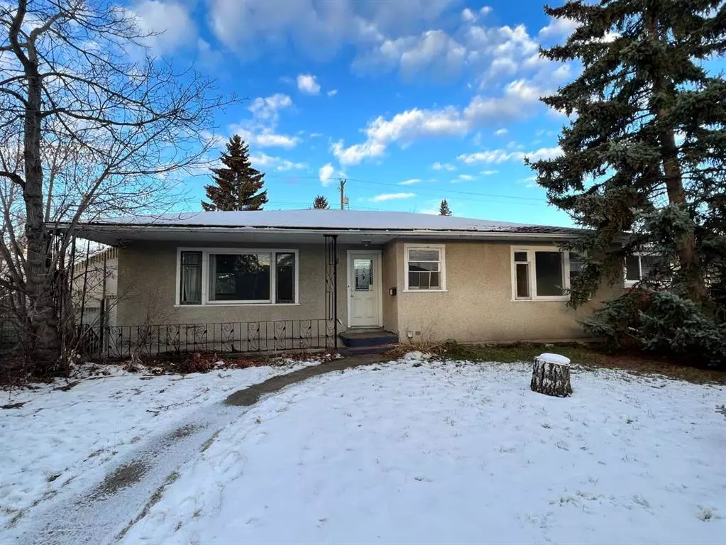 Calgary, AB T3E 2H3,2037 28 ST SW