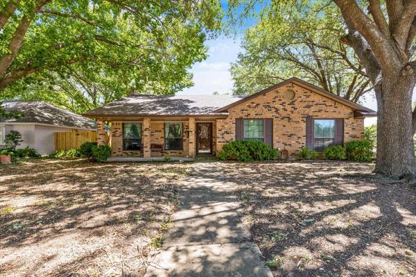 1017 Willow Way, Benbrook, TX 76126