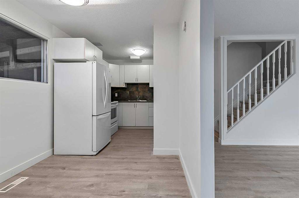 Calgary, AB T2B 1V8,11 Doverdale Mews SE