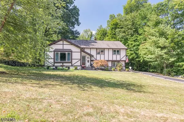 23 Camelot Dr, West Milford Twp., NJ 07480