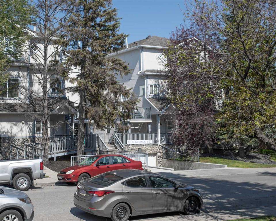 Calgary, AB T2V 0G8,622 56 AVE SW #206