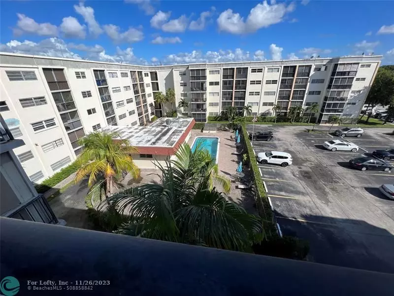 Hallandale Beach, FL 33009,220 SW 9th Ave  #505