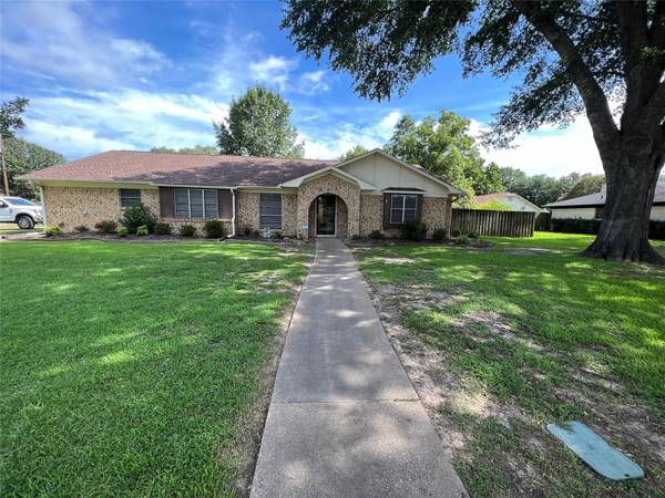 303 Pamela Drive, Mineola, TX 75773