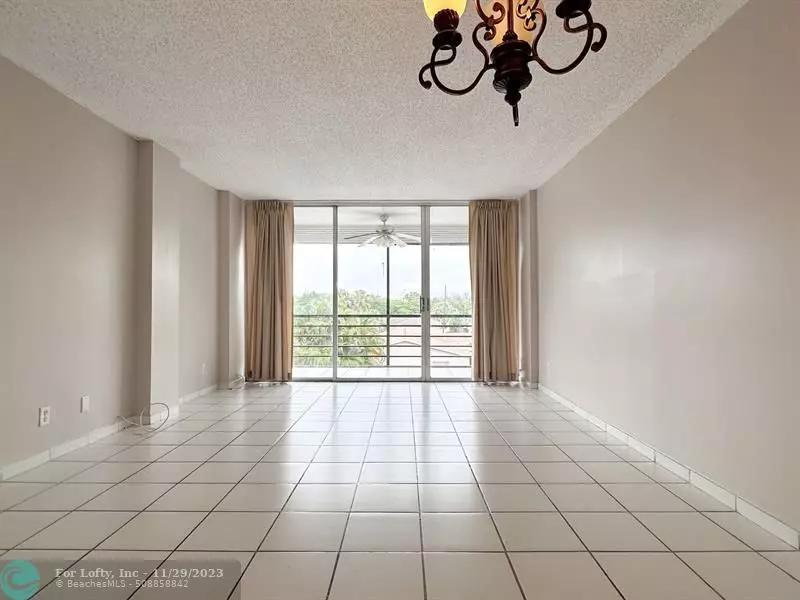 Oakland Park, FL 33309,109 Royal Park Dr  #3E