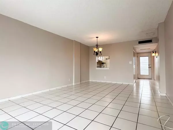 Oakland Park, FL 33309,109 Royal Park Dr  #3E