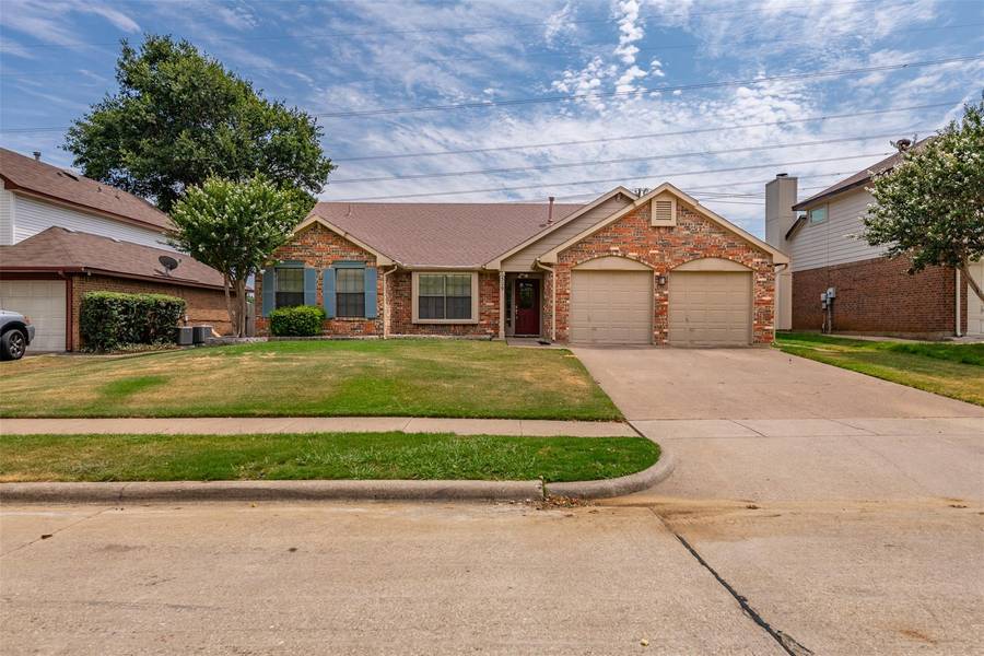 529 Lindly Street, Grand Prairie, TX 75052