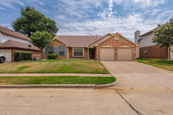 529 Lindly Street, Grand Prairie, TX 75052