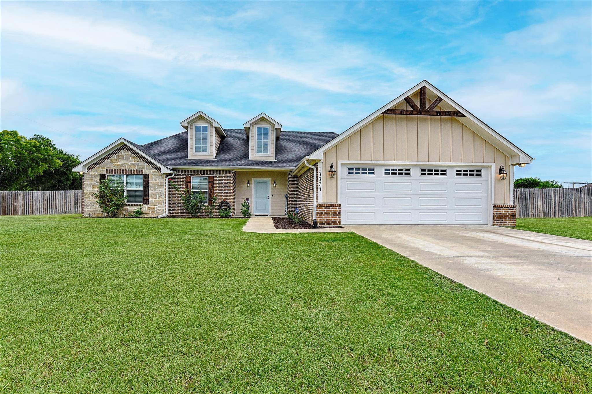 13374 Hickory Oak Drive, Lindale, TX 75771