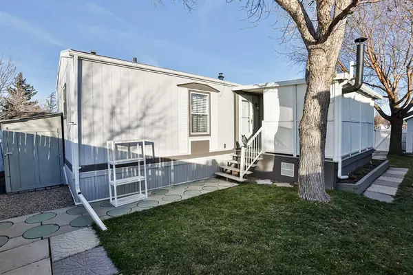 Lethbridge, AB T1H 4E8,2300 13 ST N #304