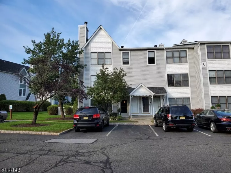 38 Burlington Ct, Hamburg Boro, NJ 07419