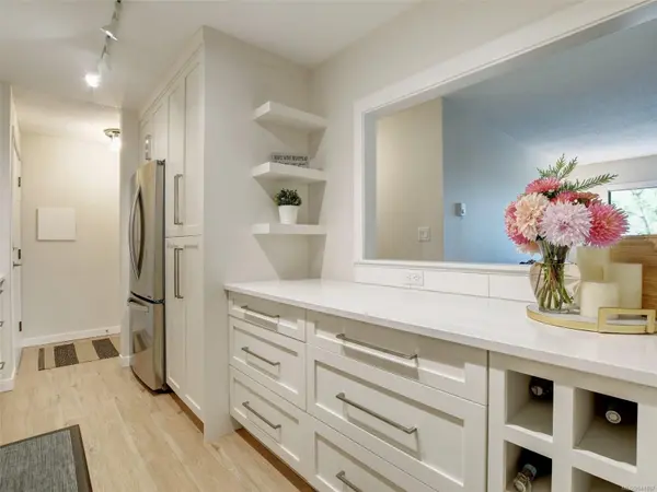 Saanich, BC V8X 4S4,3255 Glasgow Ave #304