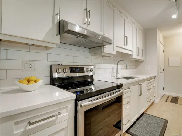 Saanich, BC V8X 4S4,3255 Glasgow Ave #304