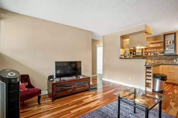 Calgary, AB T2S 0J8,123 24 AVE SW #102