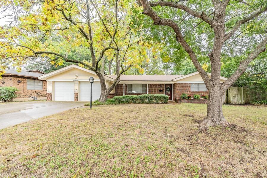 1120 Hurstview Drive, Hurst, TX 76053