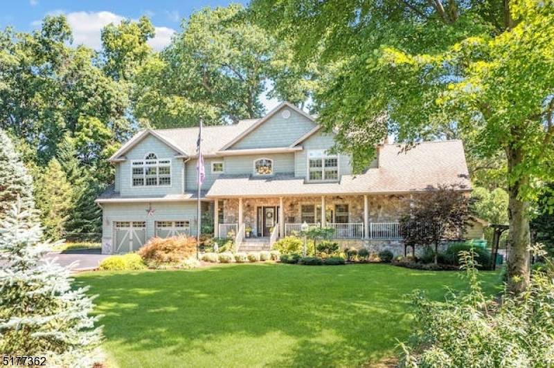 6 East Ct, Oakland Boro, NJ 07436