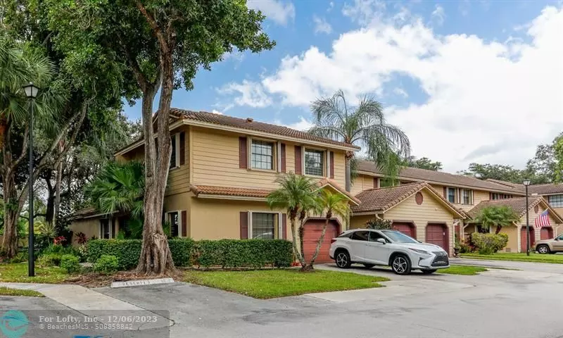 9013 Vineyard Lake Dr, Plantation, FL 33324