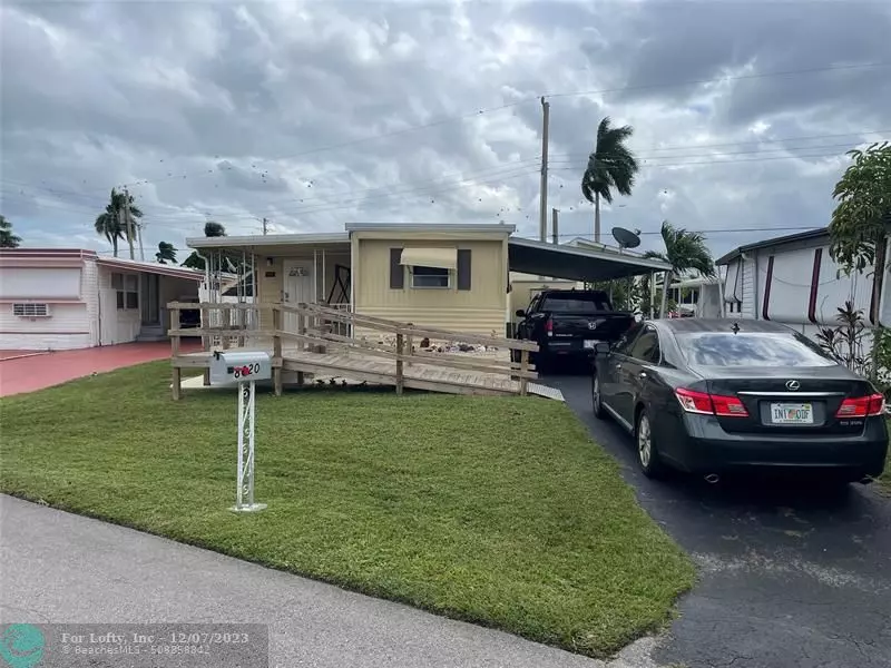 8620 SW 18th Pl, Davie, FL 33324