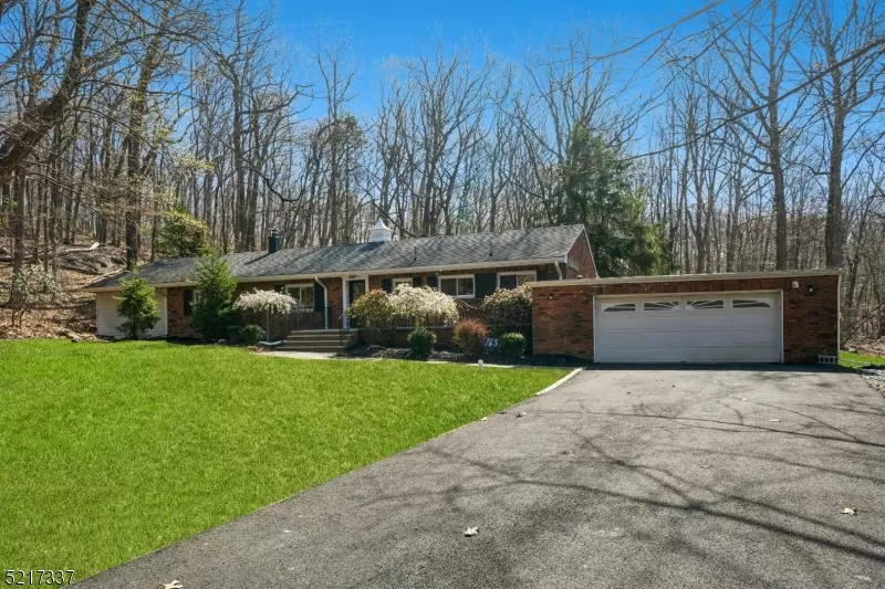 26 Cherry Tree Ln, Kinnelon Boro, NJ 07405