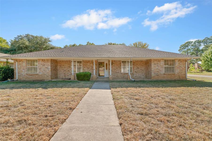 1900 Lincolnshire Drive, Bedford, TX 76021