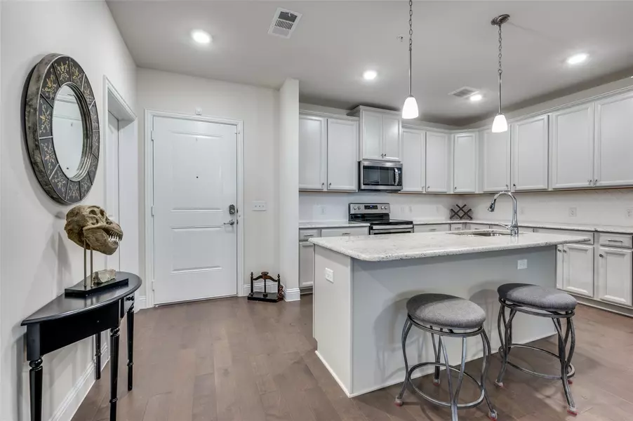 1735 Wittington Place #1204, Farmers Branch, TX 75234