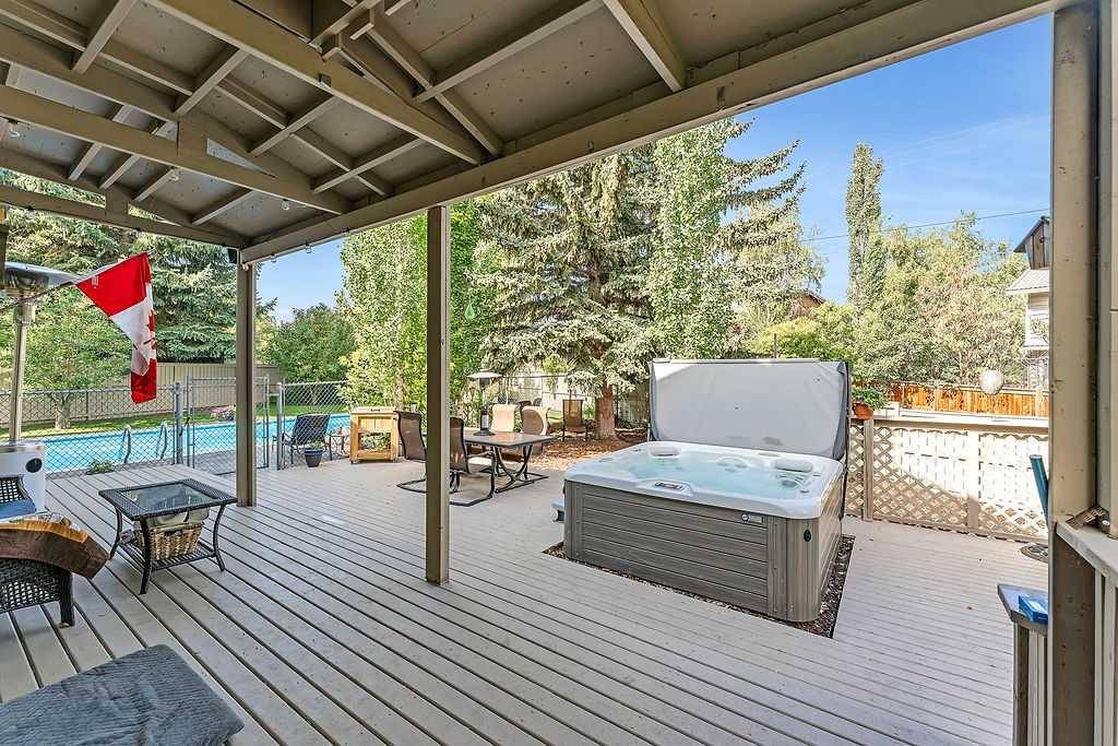 Calgary, AB T2V4V9,3423 Oakwood DR