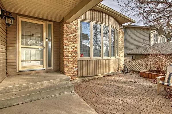 Calgary, AB T3A 4C5,32 Edgeland Rise NW