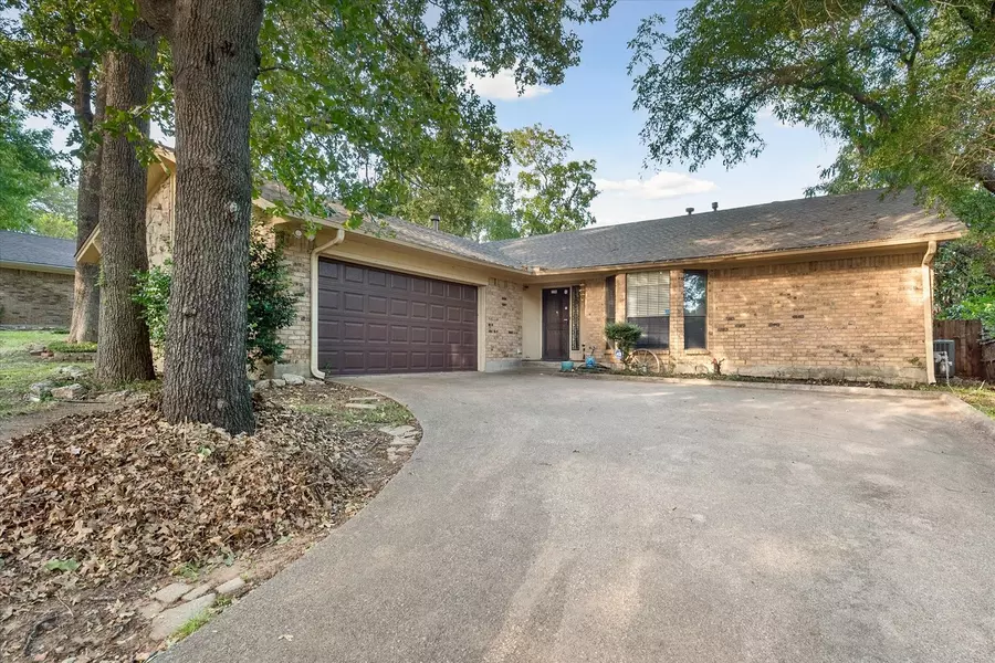 2206 Shady View Court, Arlington, TX 76013