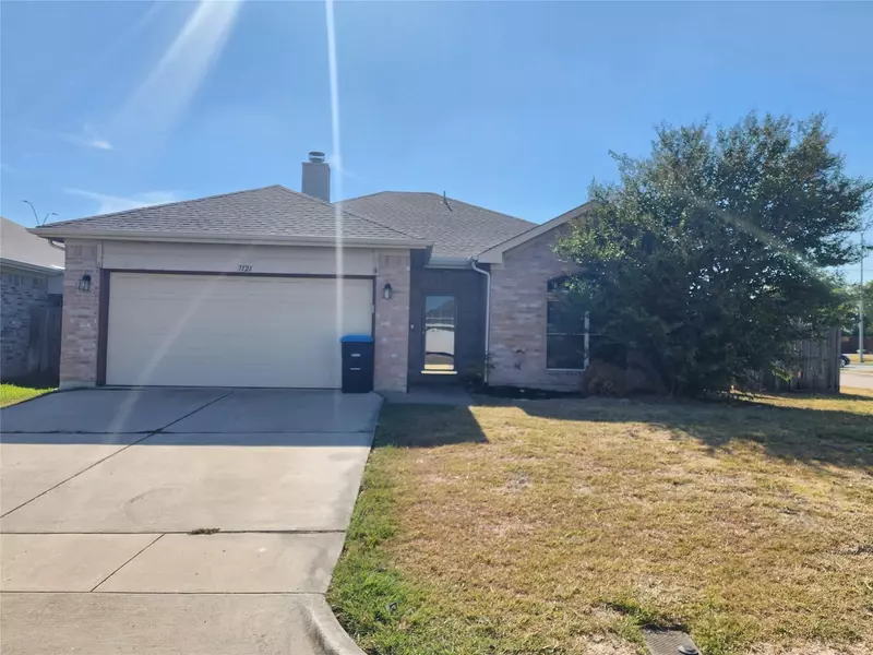 7121 Park Creek Circle W, Fort Worth, TX 76137