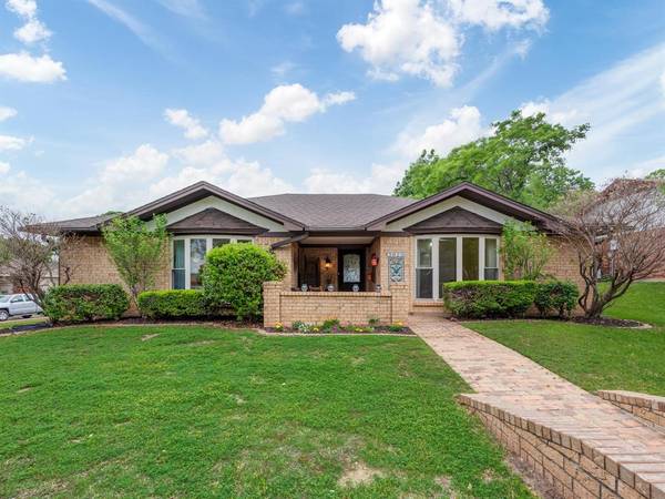 3825 Oxford Court, Bedford, TX 76021