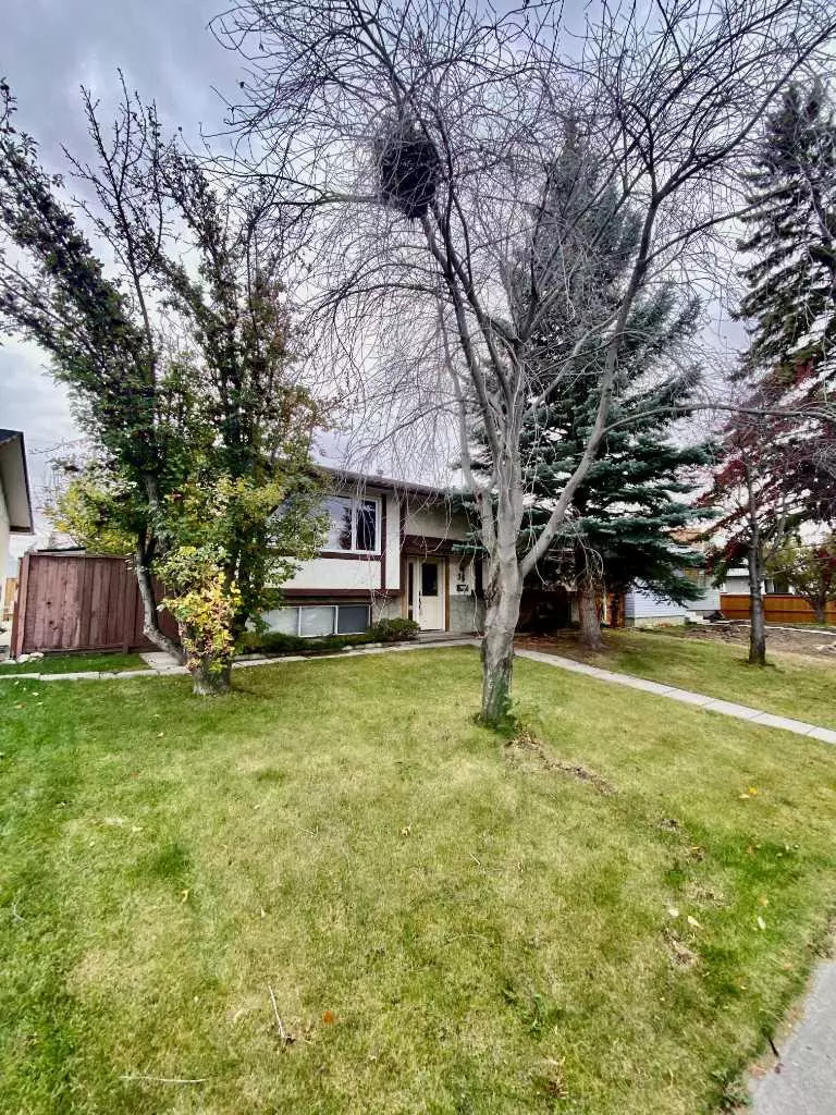 Calgary, AB T2J 3R2,35 Queen Isabella Close SE