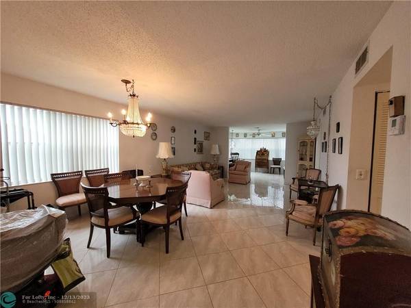 Sunrise, FL 33322,9541 Sunrise Lakes  #301