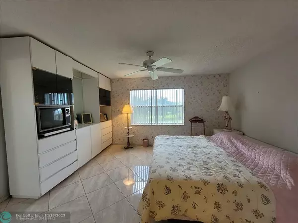 Sunrise, FL 33322,9541 Sunrise Lakes  #301