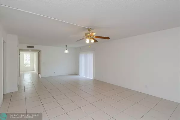 Weston, FL 33326,369 Lakeview Dr  #101