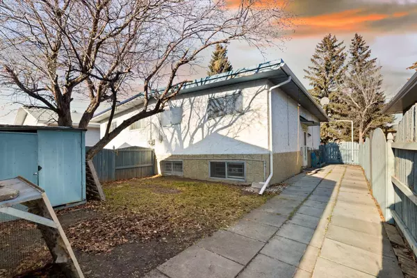 Calgary, AB T2k 4X8,523 blackthorn RD NE