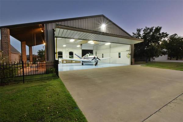 4104 King Air Court, Granbury, TX 76049