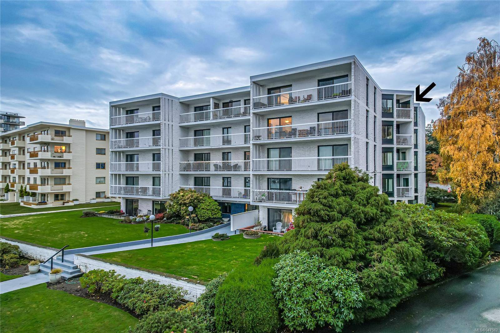 1450 Beach Dr #502, Oak Bay, BC V8S 2N8