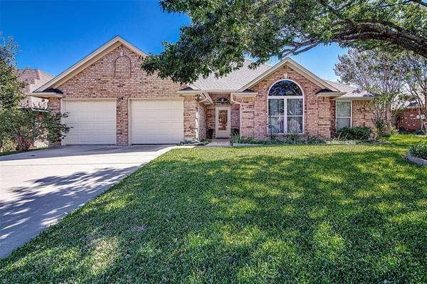 108 Clover Lane, Burleson, TX 76028