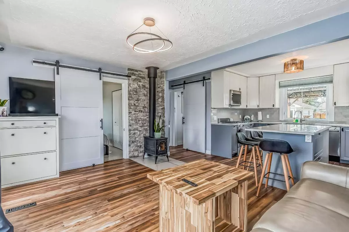 Calgary, AB T3B2P2,4647 80 ST NW