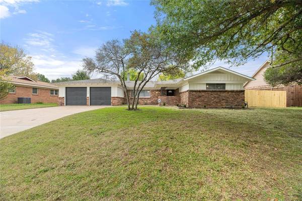 1004 Eunice Street, Hurst, TX 76053