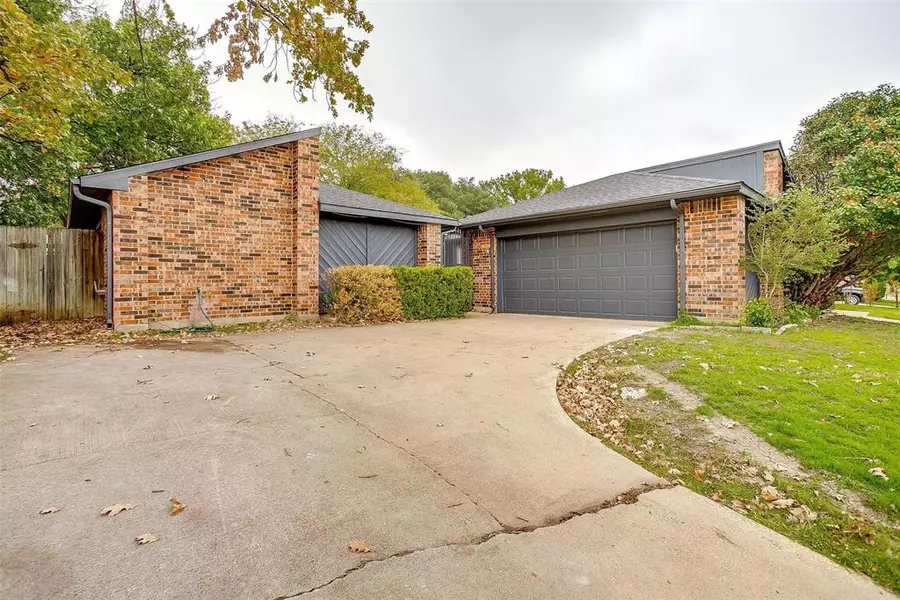 312 Grand Meadow Drive, Fort Worth, TX 76108