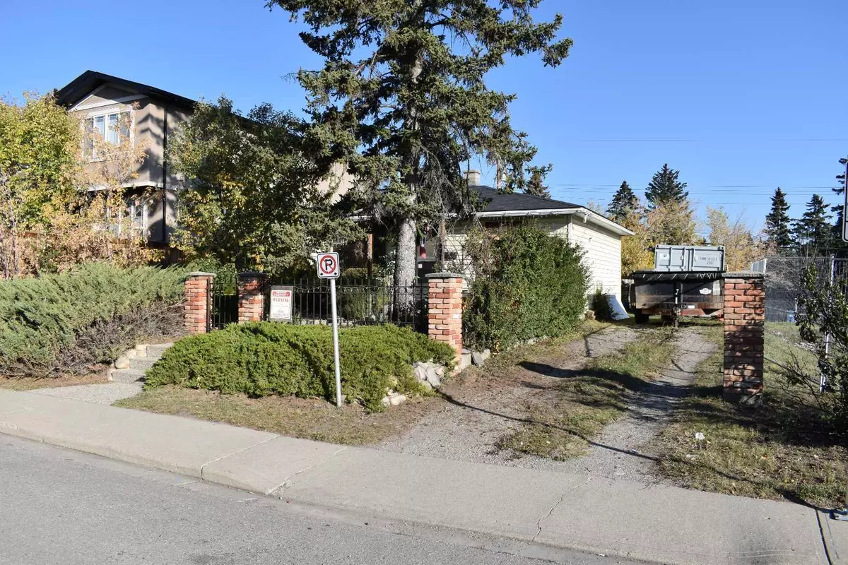 Calgary, AB T3B 1Y2,7732 46 AVE NW