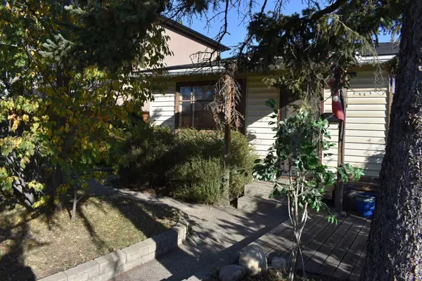 Calgary, AB T3B 1Y2,7732 46 AVE NW