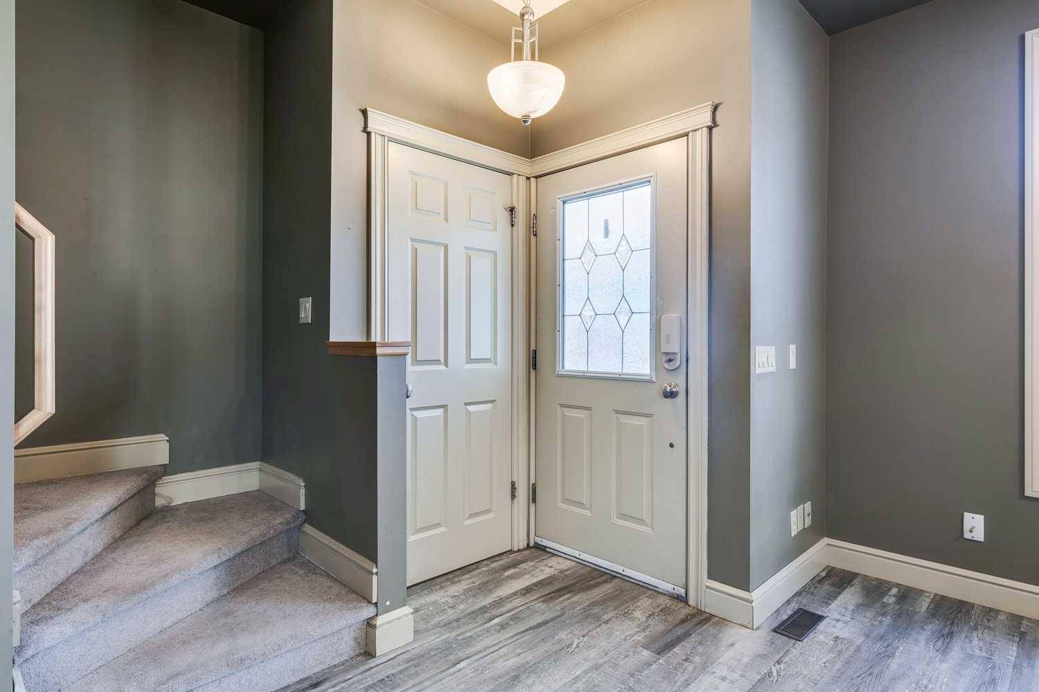 Calgary, AB T3E 1T1,2505 19 AVE SW