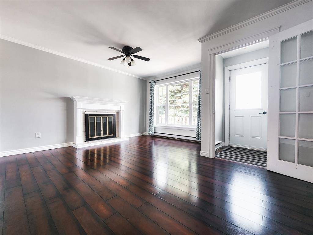 Grand Falls-windsor, NL A2B 1G9,9 Farmdale Avenue